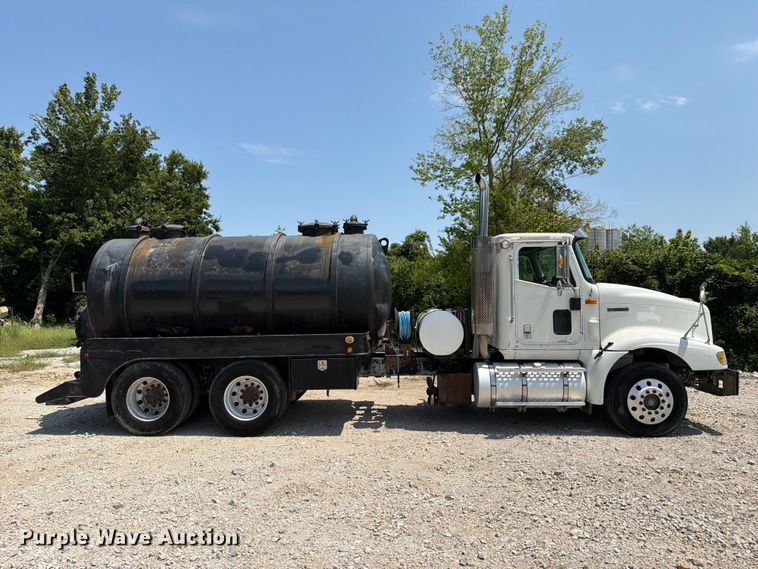 image for item EX4038 2001 International 9400i vacuum truck