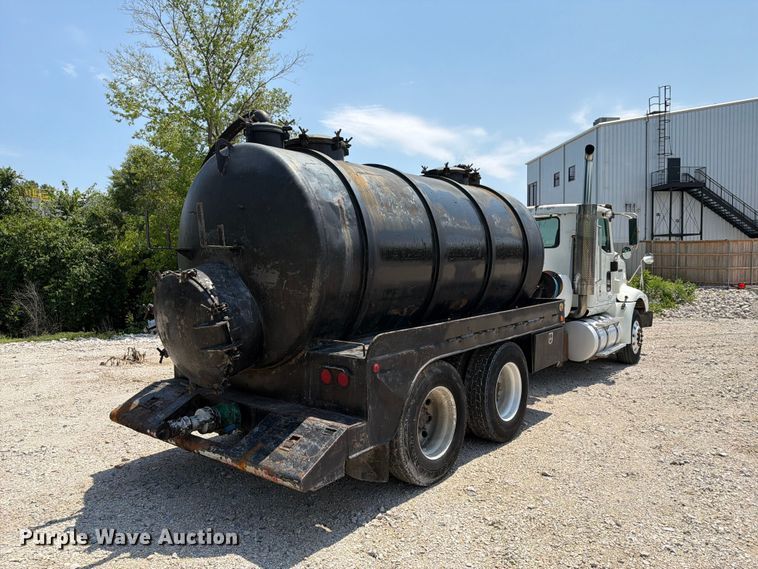 image for item EX4038 2001 International 9400i vacuum truck