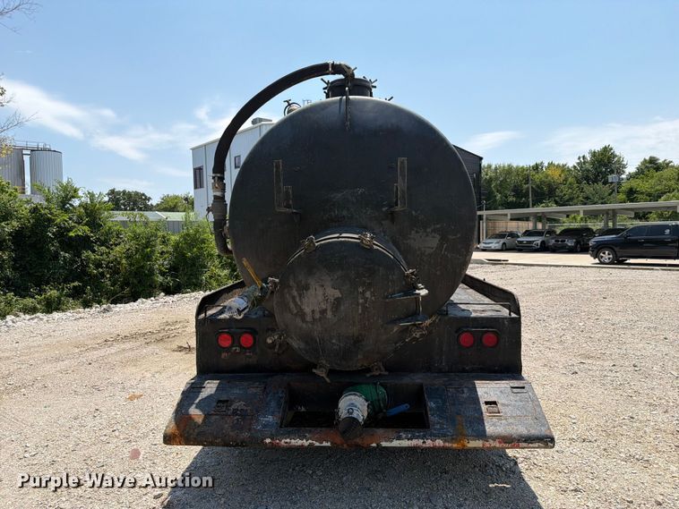 image for item EX4038 2001 International 9400i vacuum truck