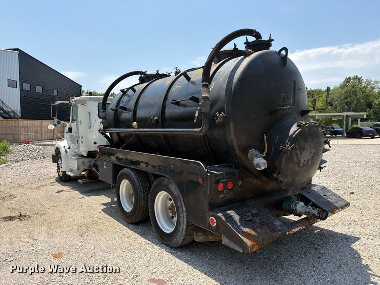 image for item EX4038 2001 International 9400i vacuum truck