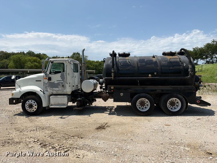 image for item EX4038 2001 International 9400i vacuum truck