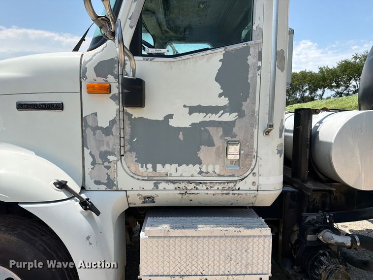 image for item EX4038 2001 International 9400i vacuum truck