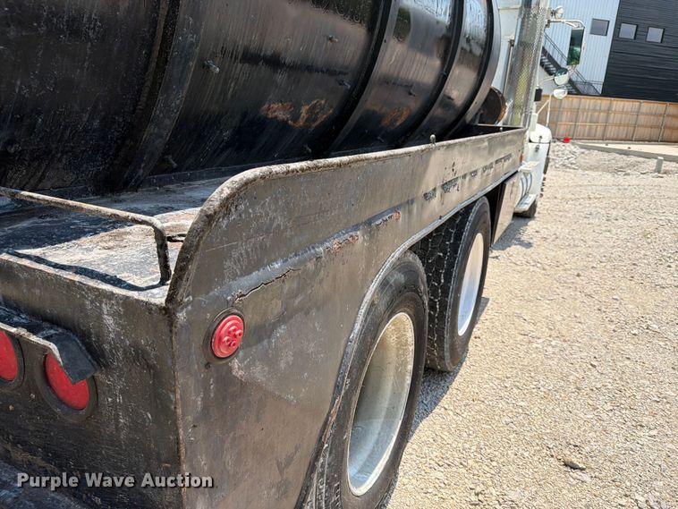 image for item EX4038 2001 International 9400i vacuum truck