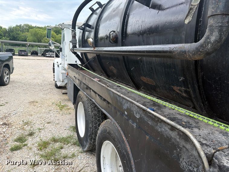 image for item EX4038 2001 International 9400i vacuum truck