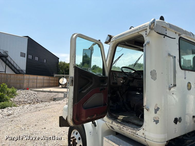 image for item EX4038 2001 International 9400i vacuum truck