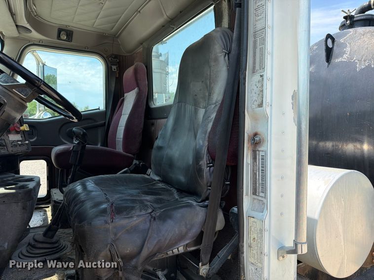 image for item EX4038 2001 International 9400i vacuum truck
