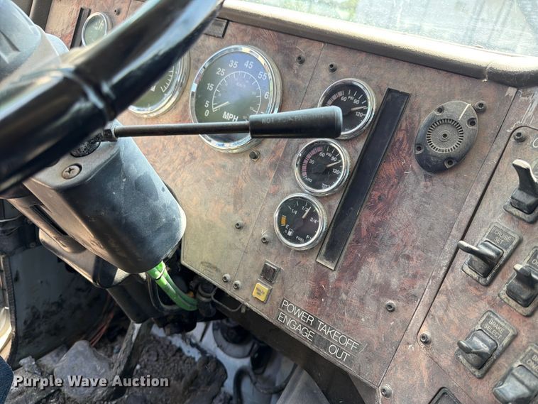 image for item EX4038 2001 International 9400i vacuum truck
