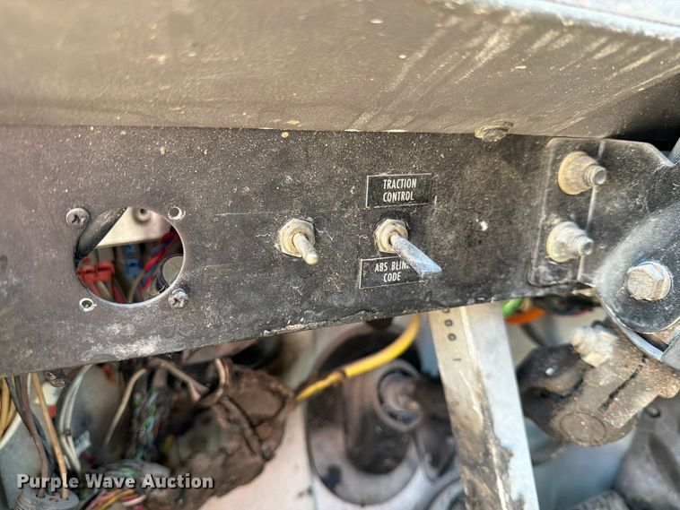 image for item EX4038 2001 International 9400i vacuum truck