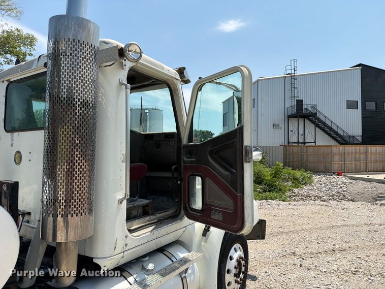 image for item EX4038 2001 International 9400i vacuum truck