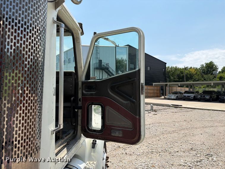 image for item EX4038 2001 International 9400i vacuum truck