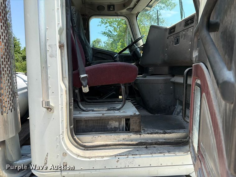 image for item EX4038 2001 International 9400i vacuum truck