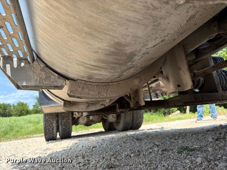 image for item EX4038 2001 International 9400i vacuum truck