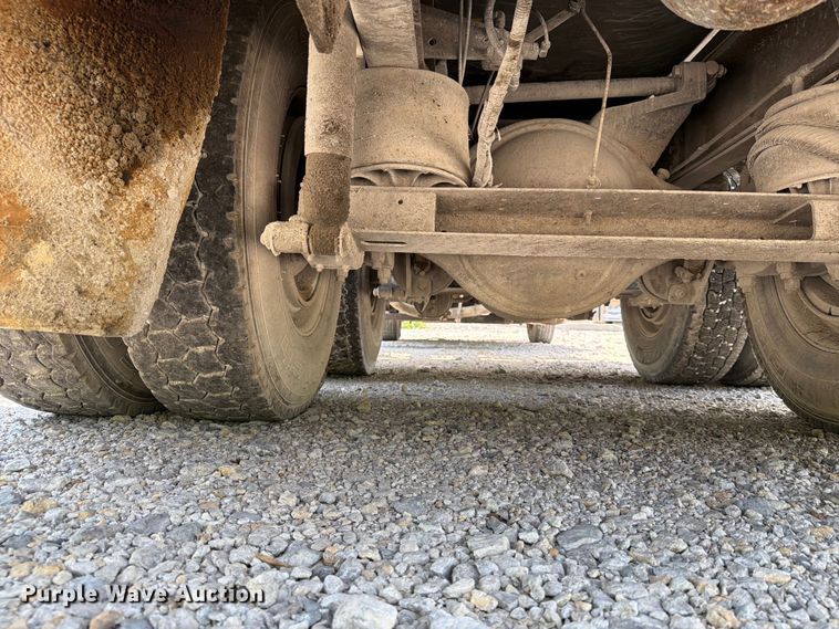 image for item EX4038 2001 International 9400i vacuum truck