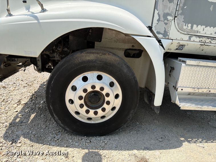 image for item EX4038 2001 International 9400i vacuum truck