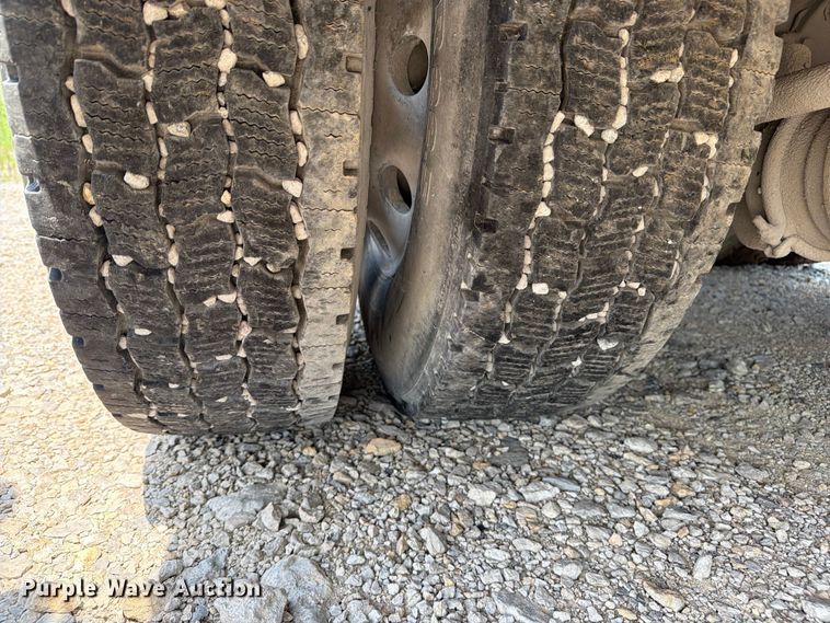 image for item EX4038 2001 International 9400i vacuum truck