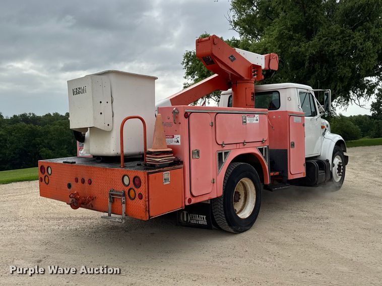 image for item FB5736 1998 International 4700 bucket truck