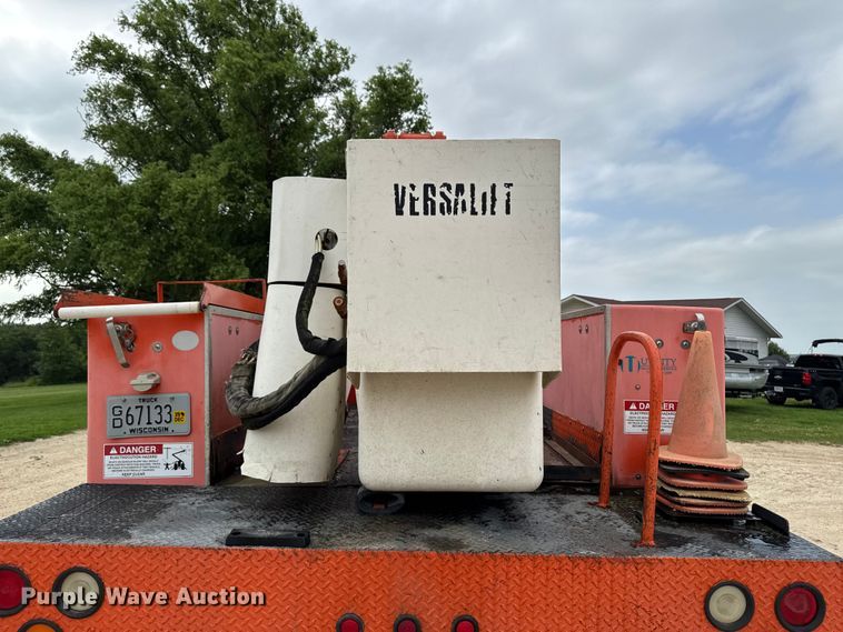 image for item FB5736 1998 International 4700 bucket truck