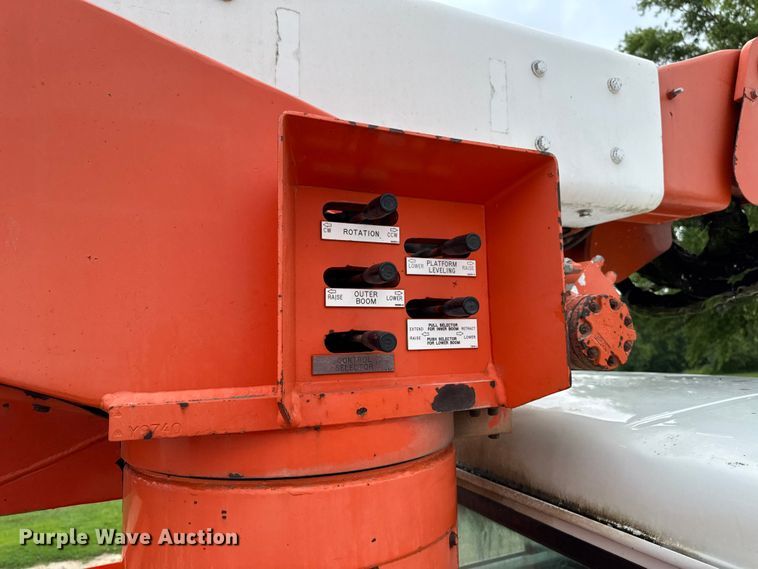 image for item FB5736 1998 International 4700 bucket truck