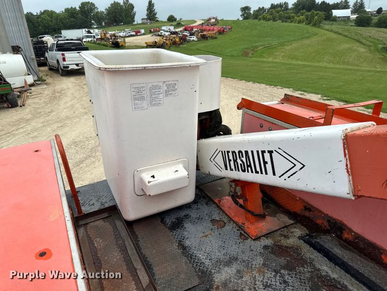 image for item FB5736 1998 International 4700 bucket truck