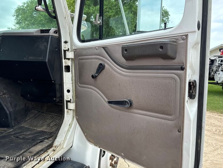 image for item FB5736 1998 International 4700 bucket truck
