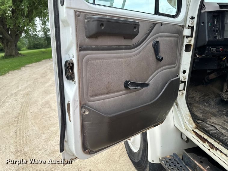 image for item FB5736 1998 International 4700 bucket truck