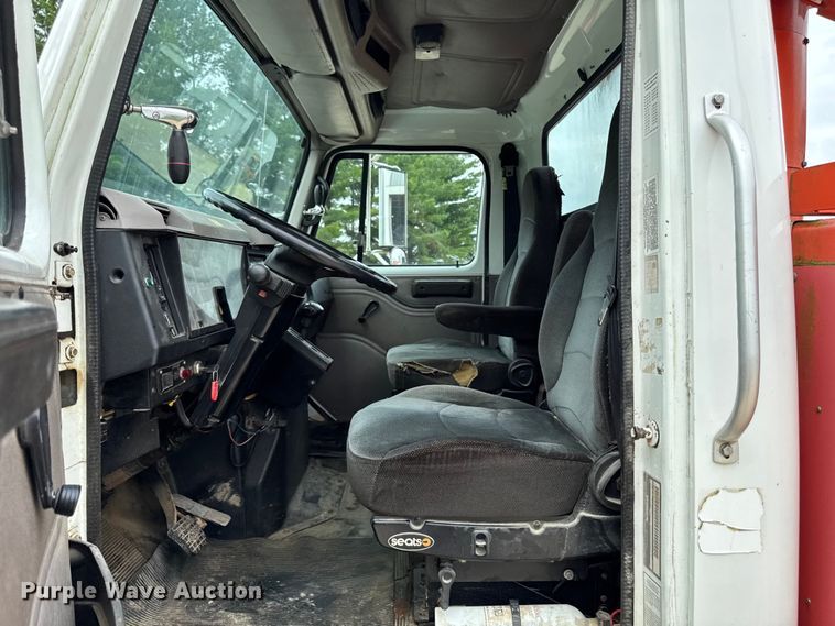 image for item FB5736 1998 International 4700 bucket truck