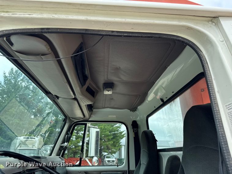 image for item FB5736 1998 International 4700 bucket truck
