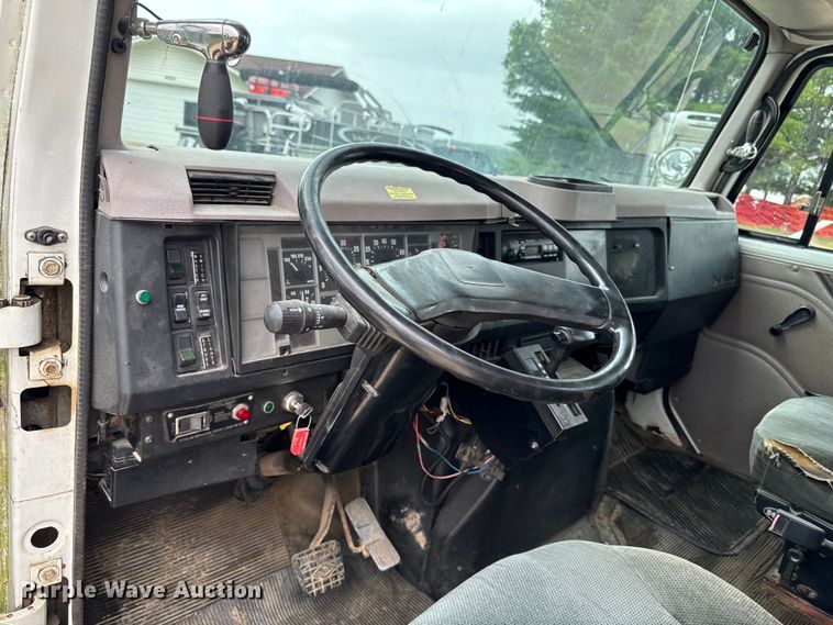 image for item FB5736 1998 International 4700 bucket truck