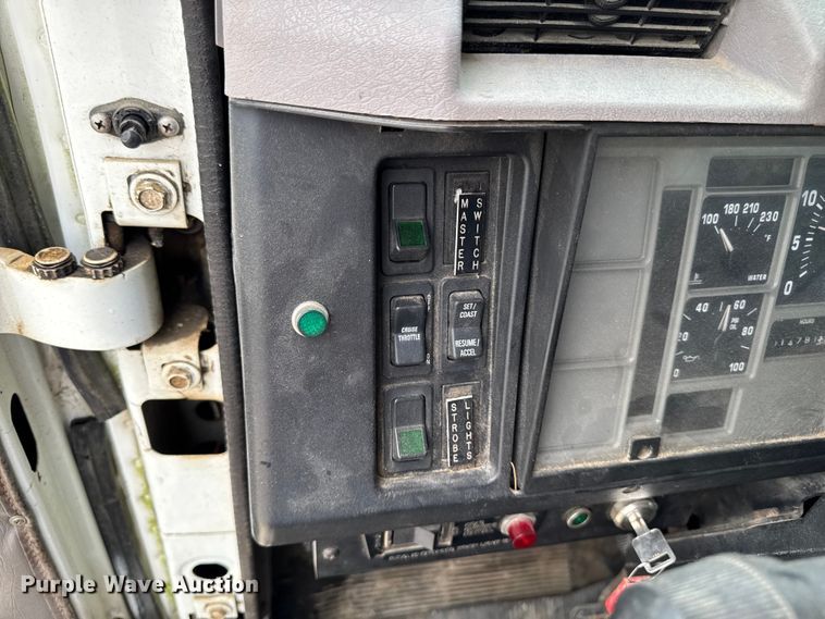 image for item FB5736 1998 International 4700 bucket truck