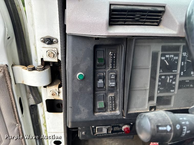 image for item FB5736 1998 International 4700 bucket truck