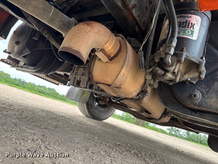 image for item FB5736 1998 International 4700 bucket truck