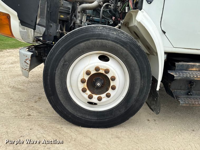 image for item FB5736 1998 International 4700 bucket truck