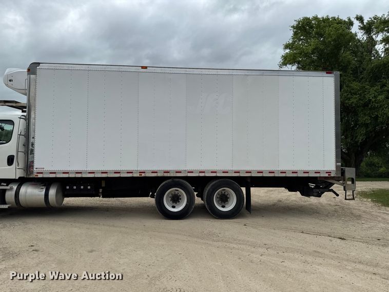image for item FB5737 2018 Freightliner 7300 refrigerated delivery truck