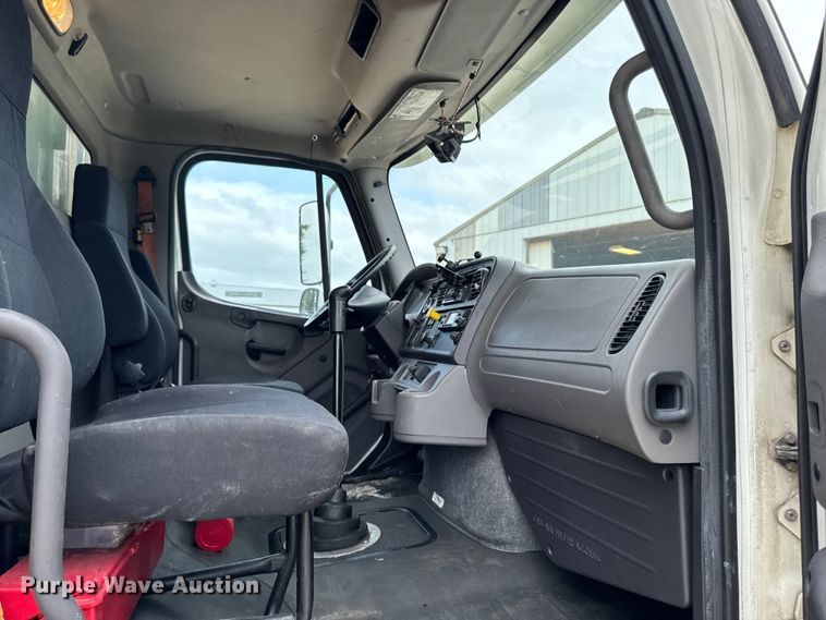image for item FB5737 2018 Freightliner 7300 refrigerated delivery truck