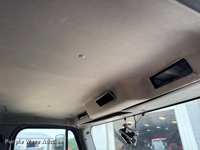 image for item FB5737 2018 Freightliner 7300 refrigerated delivery truck