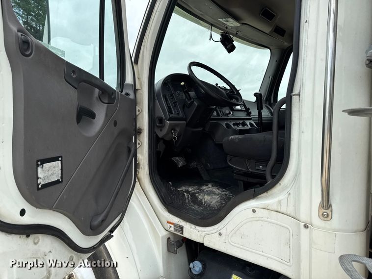 image for item FB5737 2018 Freightliner 7300 refrigerated delivery truck