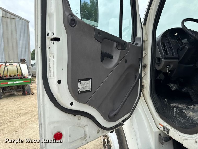image for item FB5737 2018 Freightliner 7300 refrigerated delivery truck