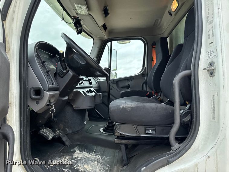 image for item FB5737 2018 Freightliner 7300 refrigerated delivery truck
