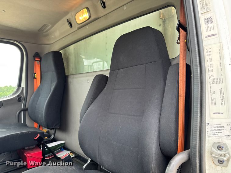 image for item FB5737 2018 Freightliner 7300 refrigerated delivery truck
