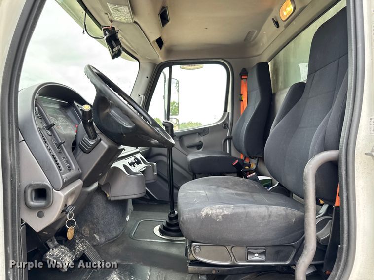 image for item FB5737 2018 Freightliner 7300 refrigerated delivery truck
