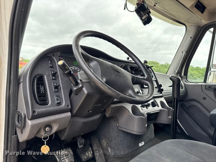 image for item FB5737 2018 Freightliner 7300 refrigerated delivery truck