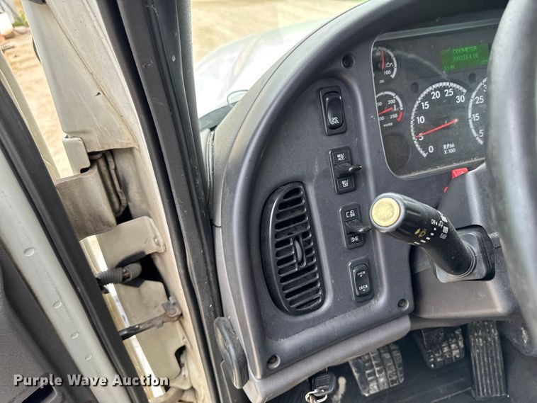 image for item FB5737 2018 Freightliner 7300 refrigerated delivery truck