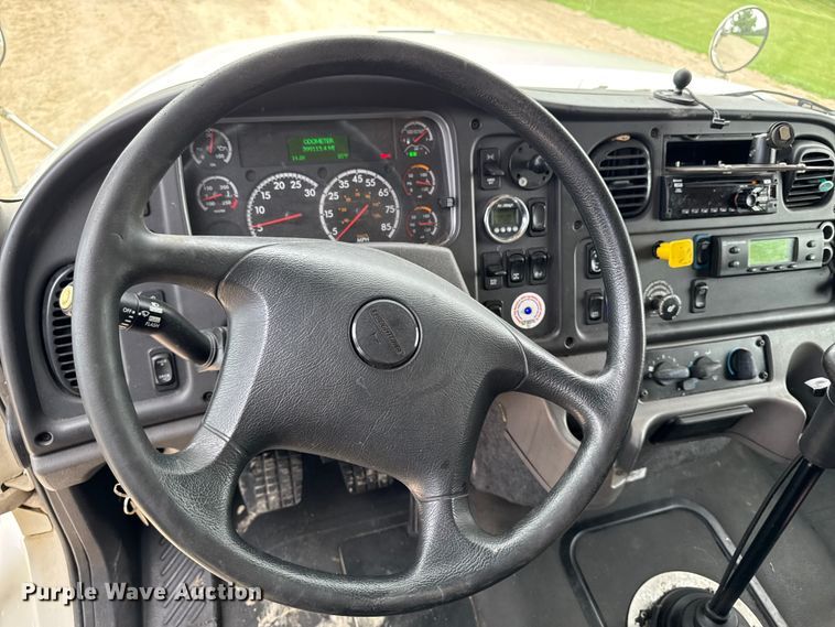 image for item FB5737 2018 Freightliner 7300 refrigerated delivery truck