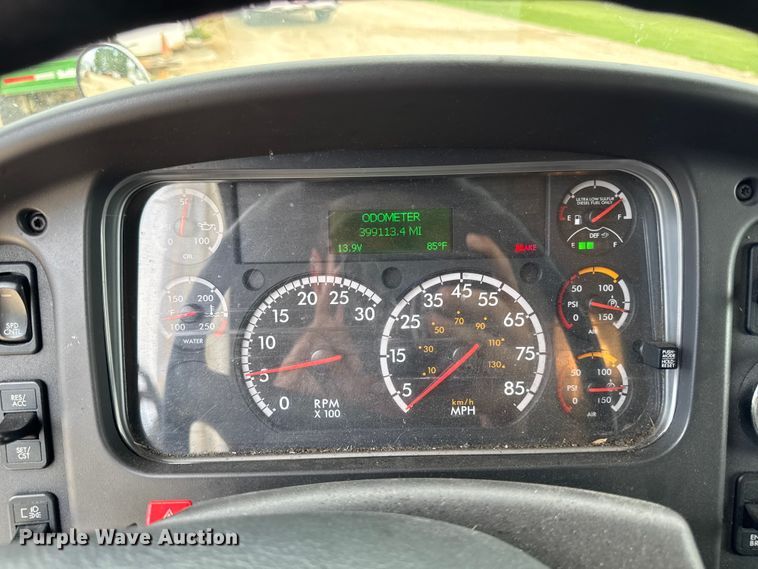 image for item FB5737 2018 Freightliner 7300 refrigerated delivery truck