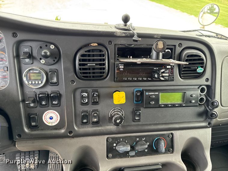 image for item FB5737 2018 Freightliner 7300 refrigerated delivery truck