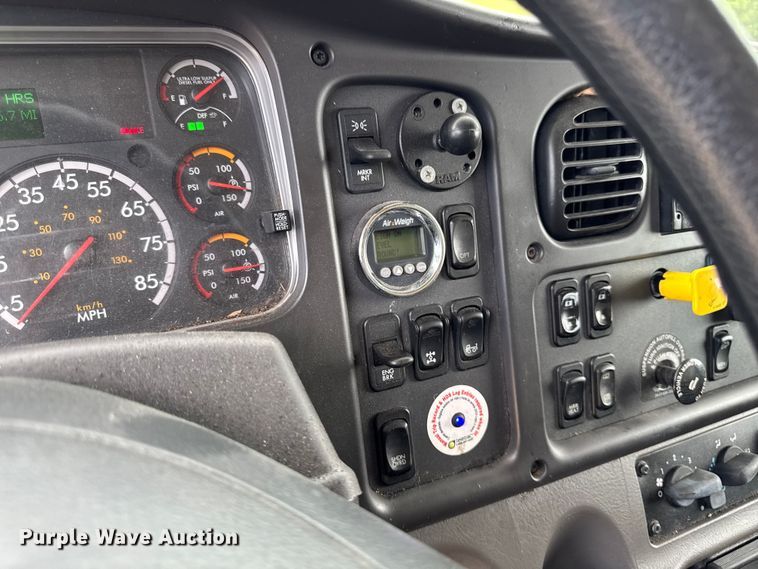 image for item FB5737 2018 Freightliner 7300 refrigerated delivery truck
