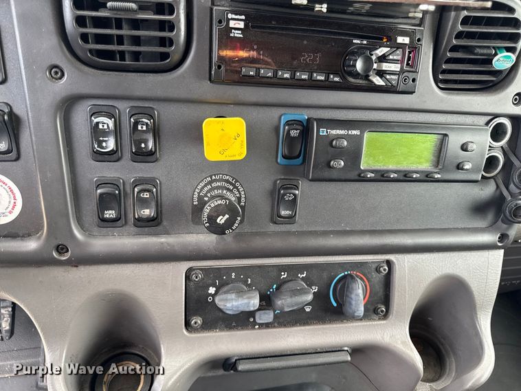 image for item FB5737 2018 Freightliner 7300 refrigerated delivery truck