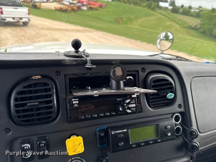 image for item FB5737 2018 Freightliner 7300 refrigerated delivery truck