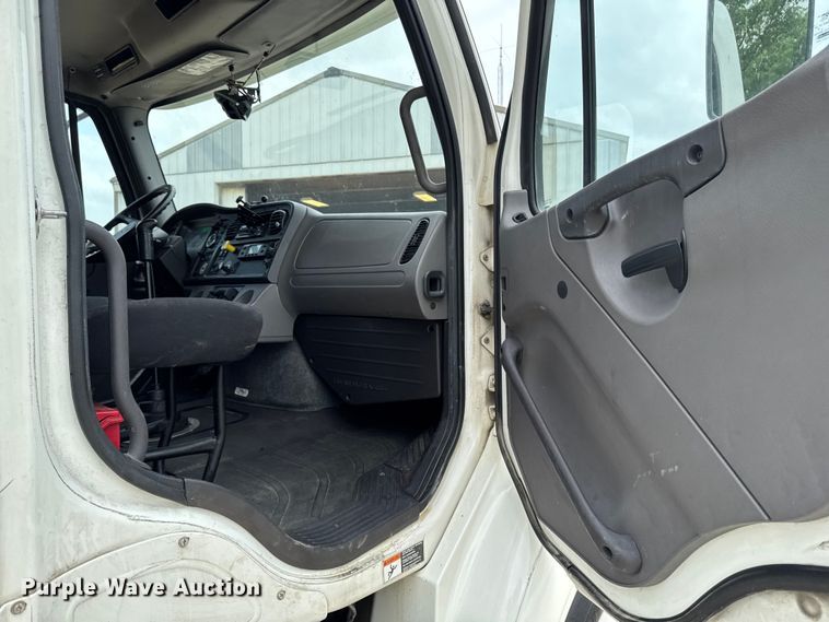 image for item FB5737 2018 Freightliner 7300 refrigerated delivery truck