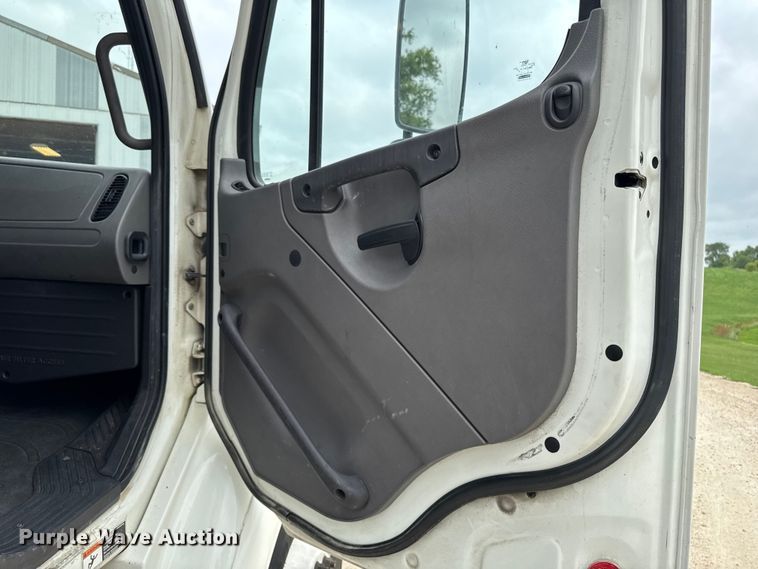 image for item FB5737 2018 Freightliner 7300 refrigerated delivery truck